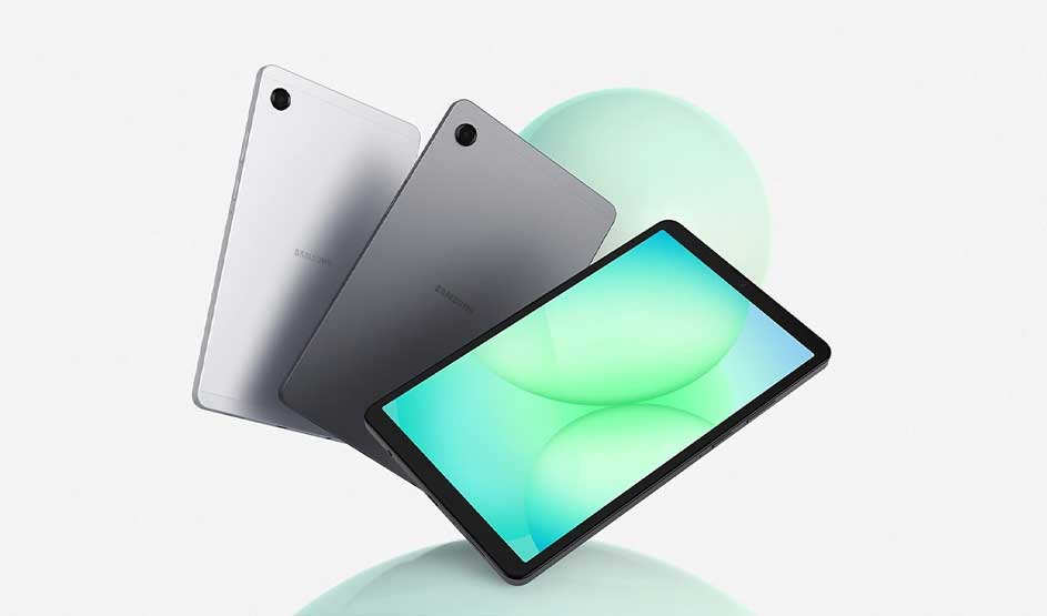 Trois tablettes Samsung semblent flotter : deux vues arrière grise et argentée, et un écran à fond vert bleu lumineux.