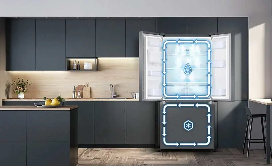 Cuisine moderne avec un réfrigérateur ouvert, flèches bleues indiquant la circulation de l'air froid. Armoires grises et plancher en bois clair.