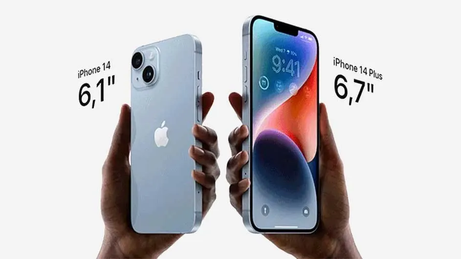 Twee iPhones worden vastgehouden. De linker is blauw met twee camera's; de rechter toont een scherm met de tijd.