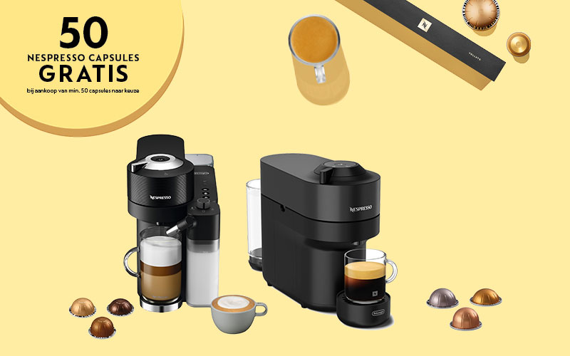Promotiebeeld op een lichtgele achtergrond met twee zwarte Nespresso-koffiemachines, koffiedranken en capsules. Bovenaan staat: “50 Nespresso capsules gratis bij aankoop van min. 50 capsules naar keuze.”