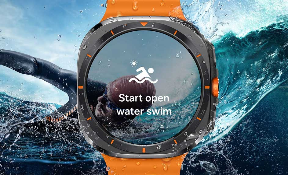 Oranje smartwatch toont zwemmodus tegen een achtergrond van een persoon in het water. Op het scherm staat "Start open water swim".