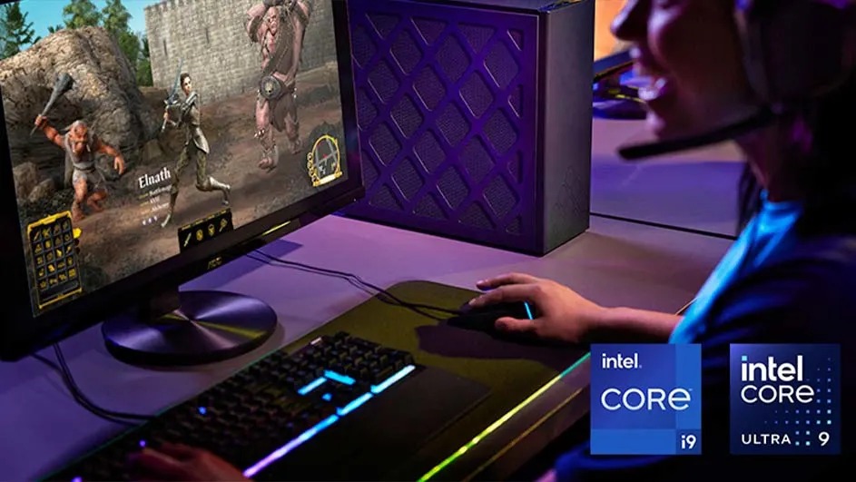 Een computerscherm toont een game, naast een computerkast en een toetsenbord met blauwe verlichting.