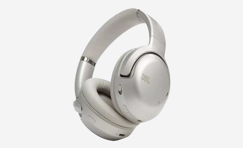 Een zilverkleurige JBL-hoofdtelefoon staat tegen een witte achtergrond. De oorkussens zijn van zacht materiaal.