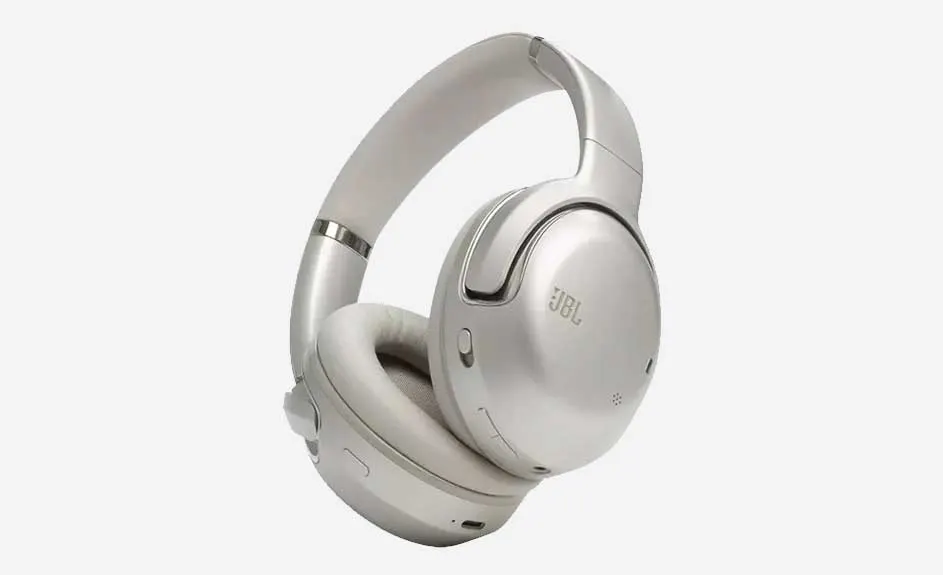 Een zilverkleurige JBL-hoofdtelefoon staat tegen een witte achtergrond. De oorkussens zijn van zacht materiaal.