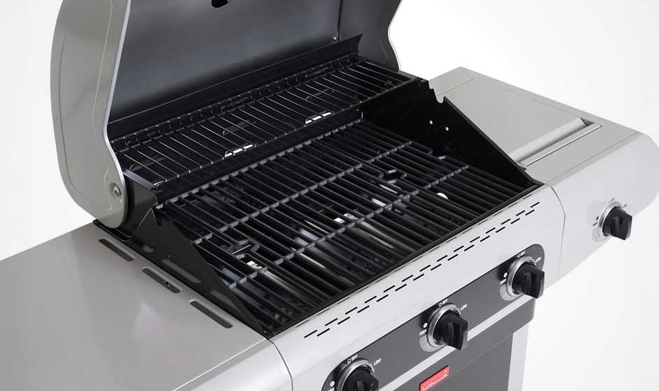 Een open, grijze barbecue met zwarte roosters en knoppen is te zien tegen een witte achtergrond.