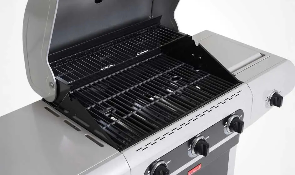 Een open, grijze barbecue met zwarte roosters en knoppen is te zien tegen een witte achtergrond.