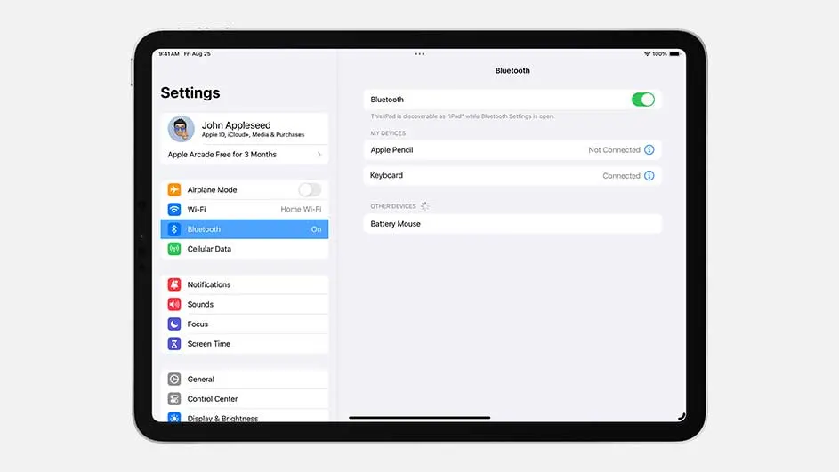 Een iPad toont het instellingenmenu, Bluetooth is geselecteerd en staat aan. Een toetsenbord is verbonden, Apple Pencil niet.