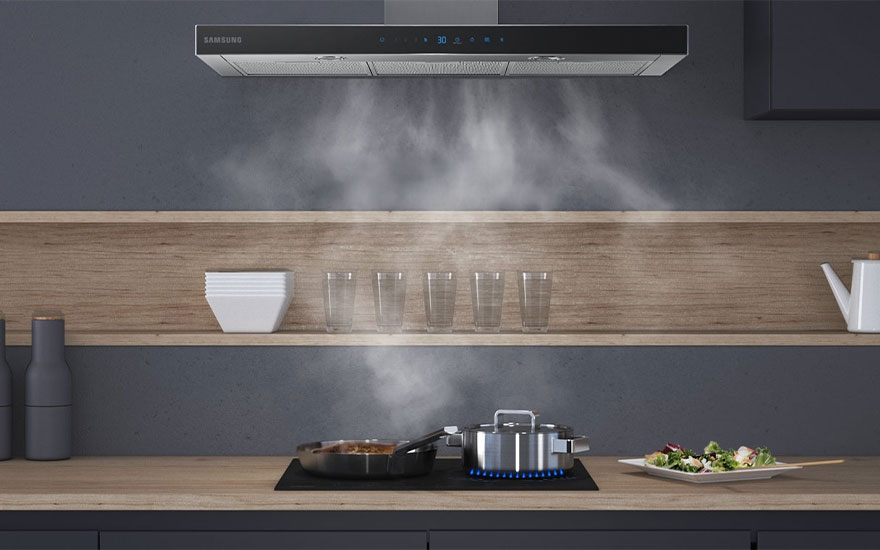 Keuken met dampkap boven kookplaat met potten en pannen. Plank met glazen, bord salade en theepot. Grijze achtergrond.