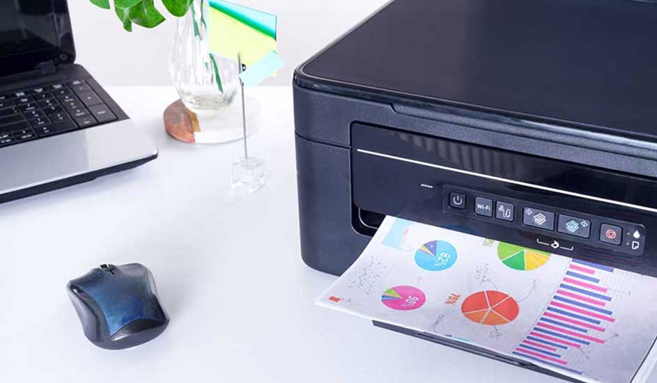 Bureau blanc avec imprimante noire, ordinateur portable, souris et vase. Une feuille imprimée avec des graphiques sort de l'imprimante.