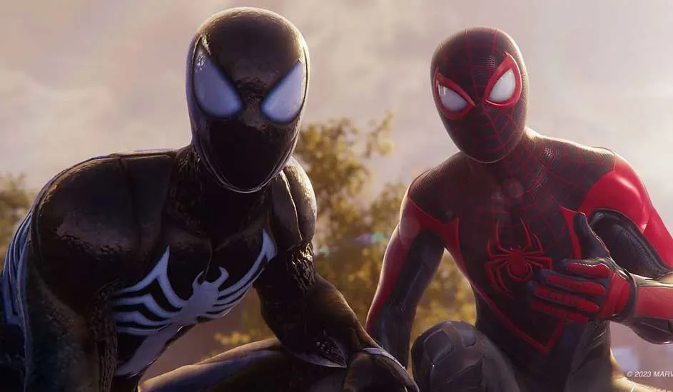 Ceci est un jeu vidéo. Deux personnages de Spider-Man, en costumes noir et noir-rouge, posent ensemble dans un décor ensoleillé.