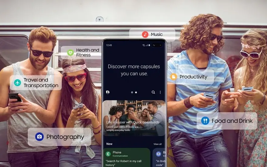 Un téléphone affiche "Découvrez plus de capsules que vous pouvez utiliser" sur un fond sombre dans un wagon.