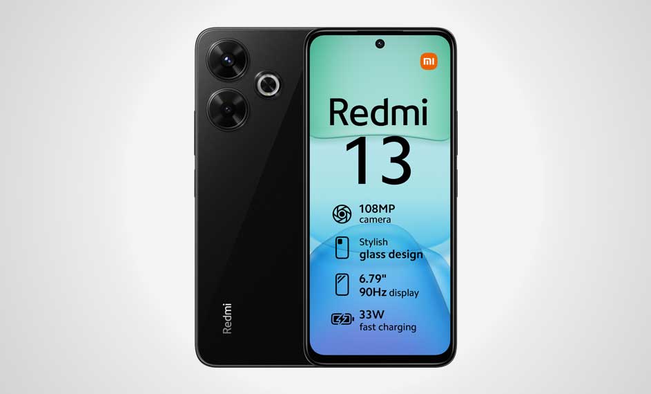 Zwarte Redmi 13 telefoon met specificaties op het scherm, zoals 108MP camera en 33W snelladen, tegen een witte achtergrond.