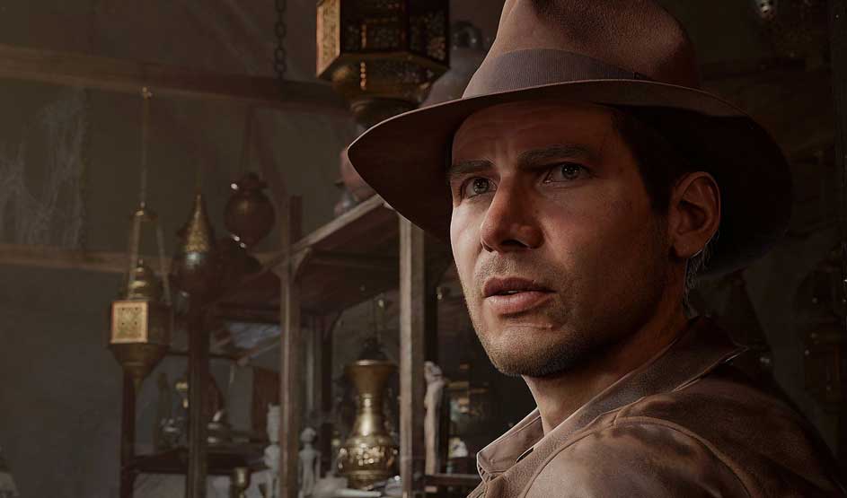 Een persoon met leren jas en hoed staat in een kamer vol antieke lantaarns en vazen. Merk: Indiana Jones.