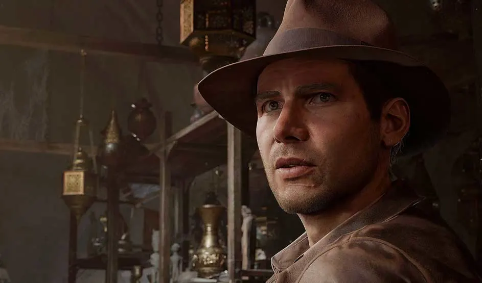 Een persoon met leren jas en hoed staat in een kamer vol antieke lantaarns en vazen. Merk: Indiana Jones.