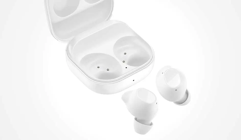 Écouteurs sans fil blancs au design minimaliste, présentés à côté de leur boîtier de charge ouvert sur un fond blanc.