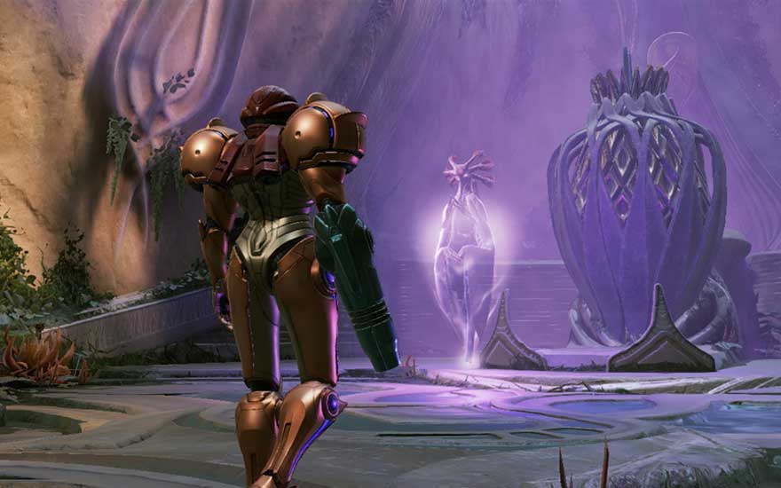 Samus in haar iconische Power Suit staat in een mysterieuze alien ruïne met paarse verlichting en kristalachtige structuren op de achtergrond. 