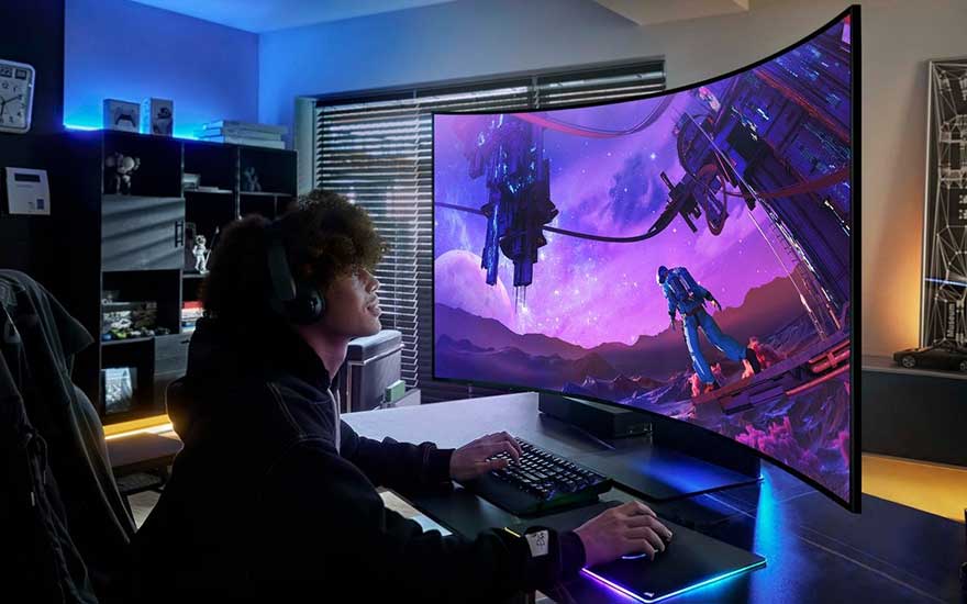 Een gebogen monitor toont een paarse spelscène. Een toetsenbord en muis liggen op een zwart bureau. Blauwe accentverlichting is zichtbaar.