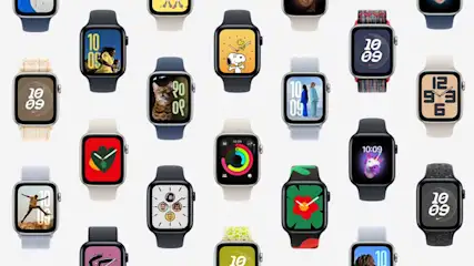 Verschillende smartwatches met diverse bandjes en wijzerplaten tegen een effen witte achtergrond.