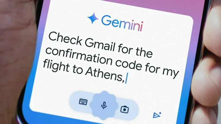 Un téléphone affiche Gemini avec du texte blanc sur fond blanc. Le texte dit : "Vérifier Gmail pour le code de confirmation pour mon vol vers Athènes."