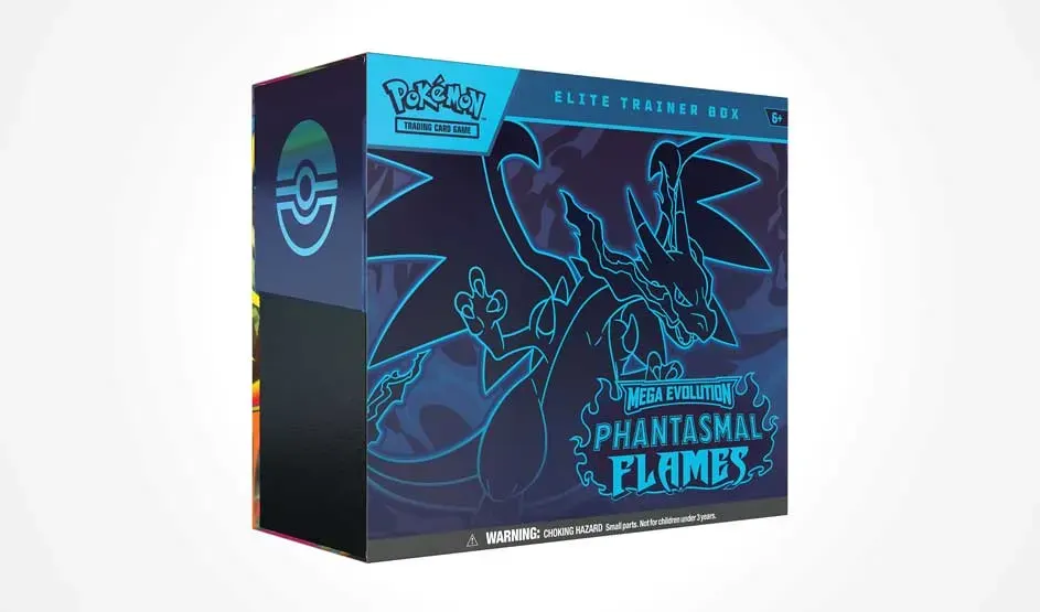 Une boîte Pokémon Elite Trainer bleu foncé, ornée d’un dessin de Dracaufeu, se détache sur fond blanc avec le logo Phantasmal Flames.