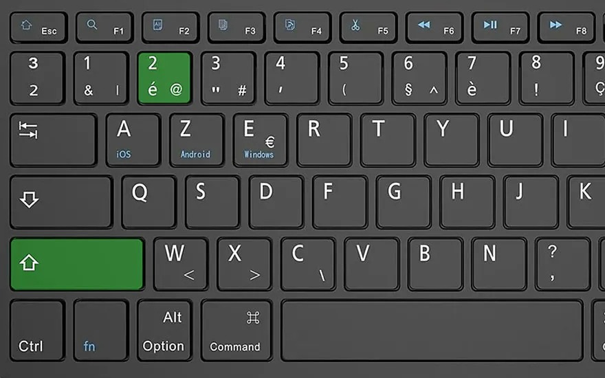 Clavier gris foncé avec touches vertes. Les touches affichent des lettres, des chiffres et des symboles. Disposition AZERTY.