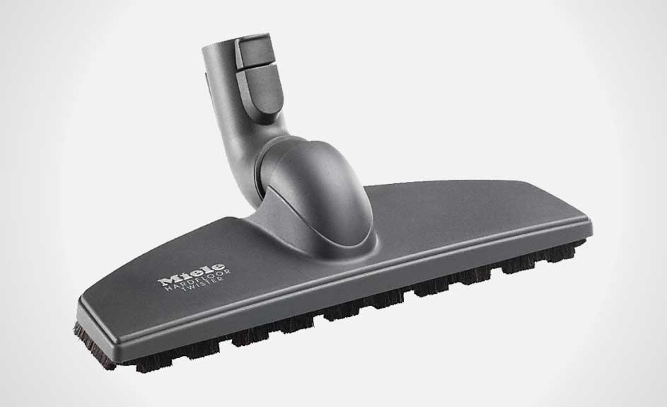 Tête d'aspirateur Miele grise avec brosse noire pour sols durs, sur fond blanc uni.