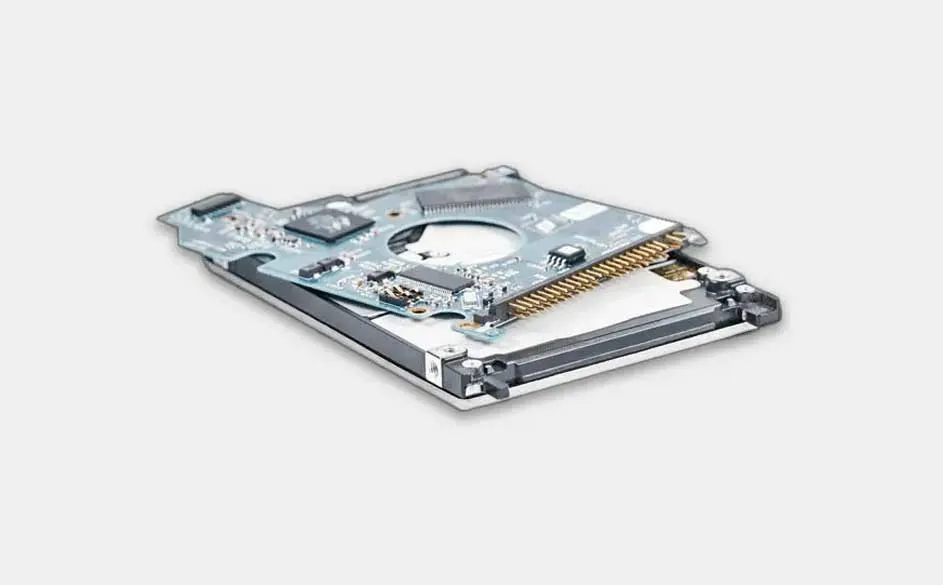 Disque dur interne avec carte de circuit bleu-gris et connecteurs dorés, sur fond blanc uni.