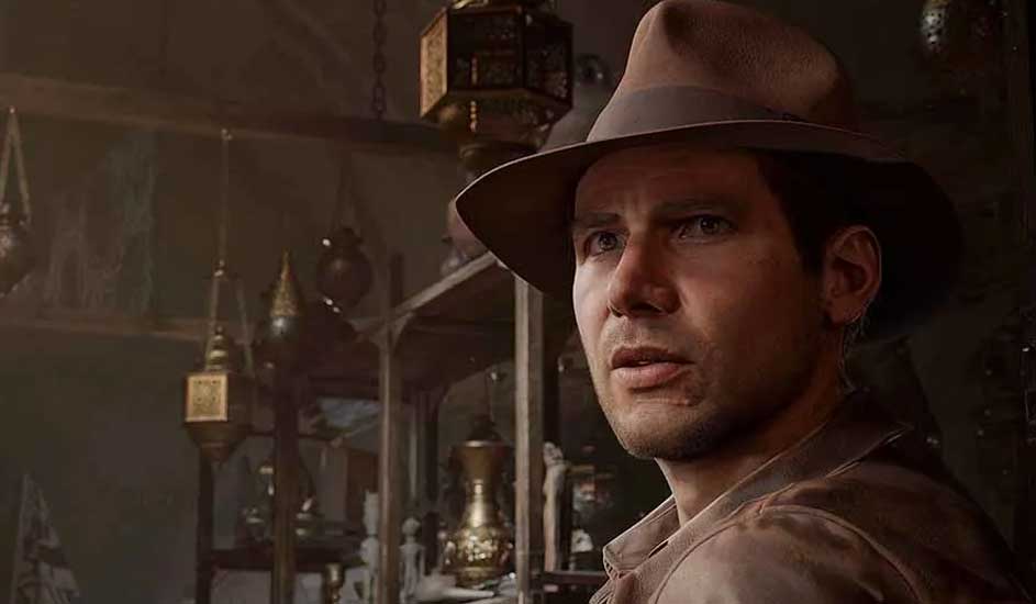 Un homme portant un chapeau regarde vers la gauche. Des lanternes dorées et des étagères sont visibles en arrière-plan.