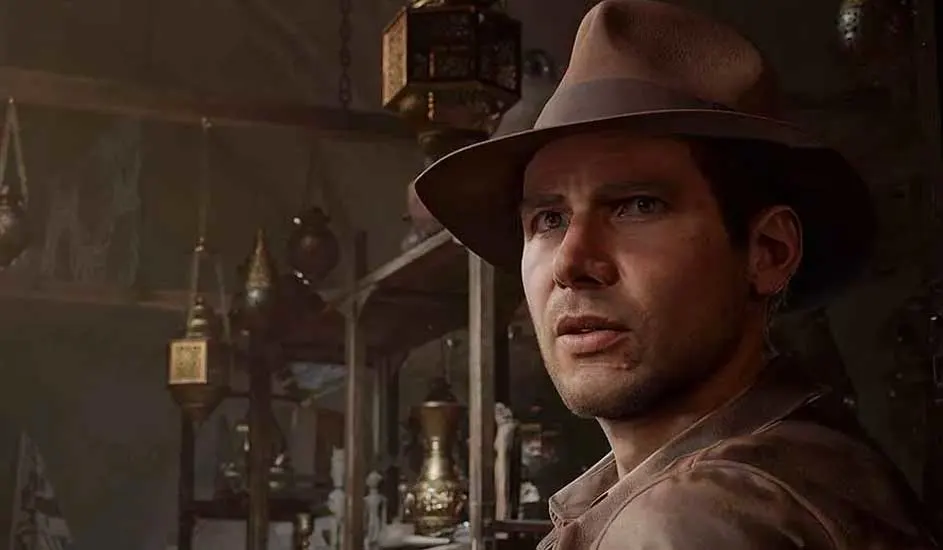 Un homme portant un chapeau regarde vers la gauche. Des lanternes dorées et des étagères sont visibles en arrière-plan.