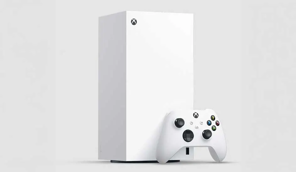 Een witte spelconsole met een minimalistisch ontwerp staat rechtop, vergezeld door een witte controller, tegen een lichte achtergrond.