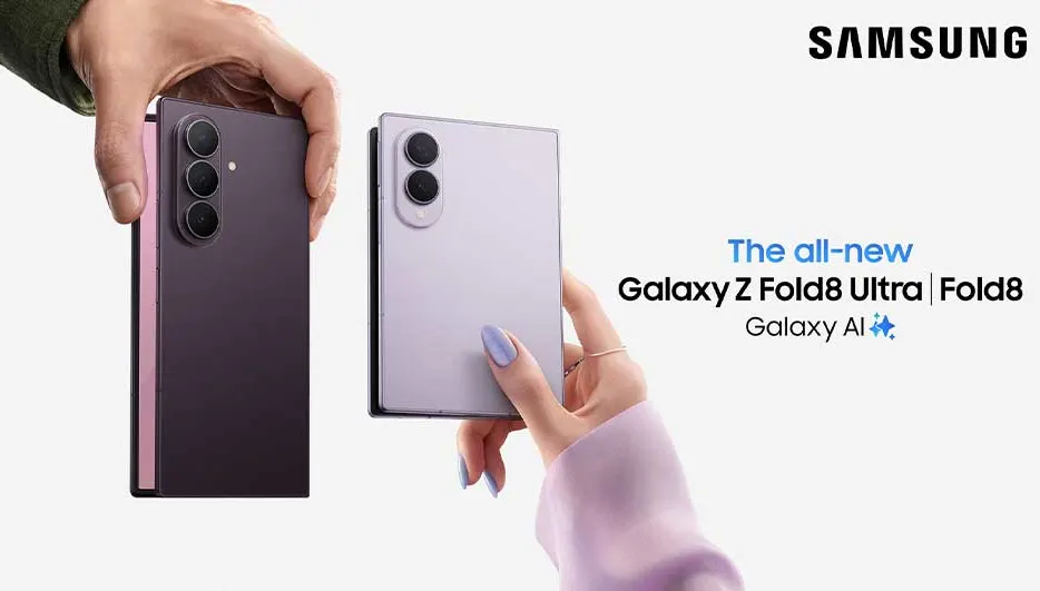Samsung-advertentie toont twee opvouwbare Galaxy Z Fold8-telefoons in handen, met logo en Engelse lanceringstekst.