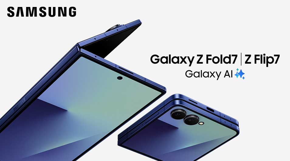 Les Samsung Galaxy Z Fold7 et Z Flip7 bleus sont pliés élégamment, affichant leur design moderne et leurs caméras sur fond blanc.
