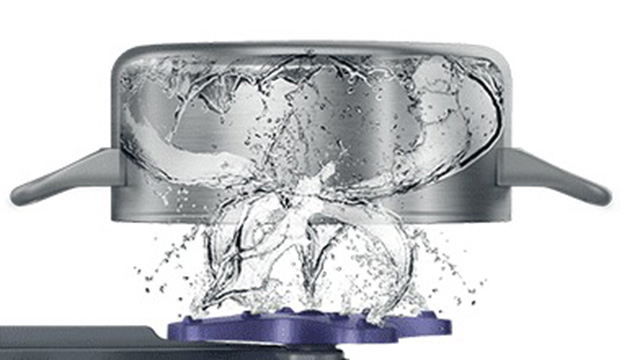 Une casserole en métal avec des poignées déverse de l'eau sur un accessoire violet, sur fond blanc.