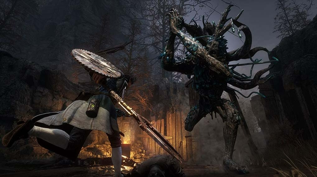 Un personnage avec un bouclier affronte une créature arboricole dans un environnement sombre et boisé, sous un ciel nocturne.