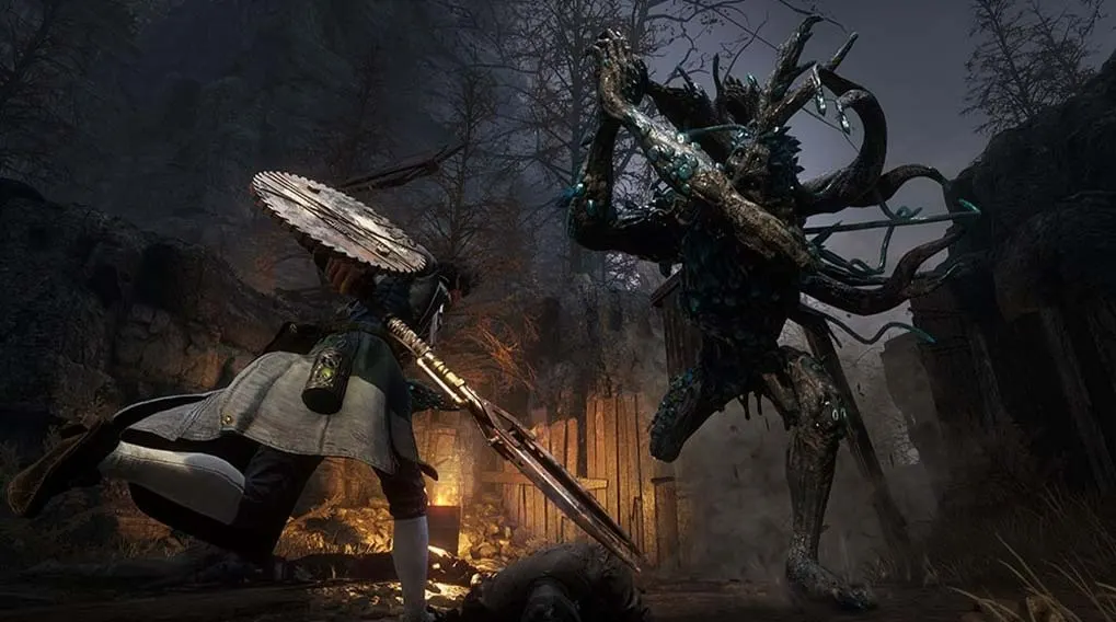 Un personnage avec un bouclier affronte une créature arboricole dans un environnement sombre et boisé, sous un ciel nocturne.