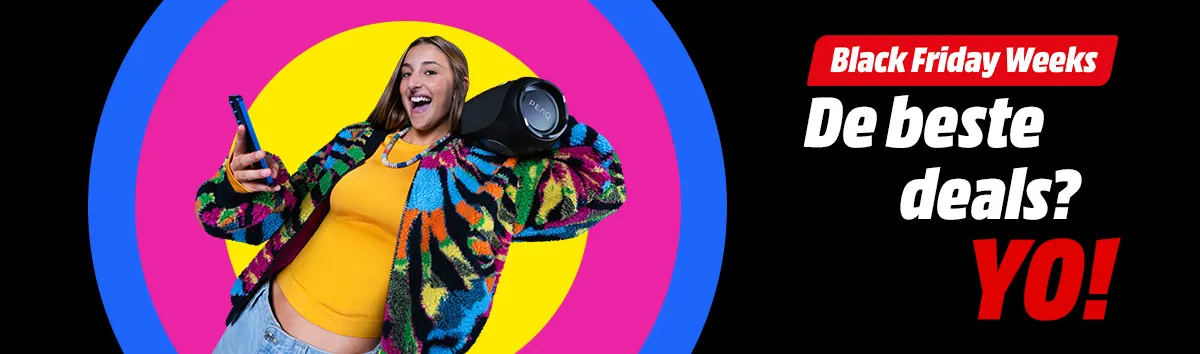 Vrolijke persoon met kleurrijke jas houdt een draagbare speaker op de schouder en een smartphone in de hand, voor felgekleurde cirkels. Tekst rechts: “Black Friday Weeks – De beste deals? YO!” op zwarte achtergrond.