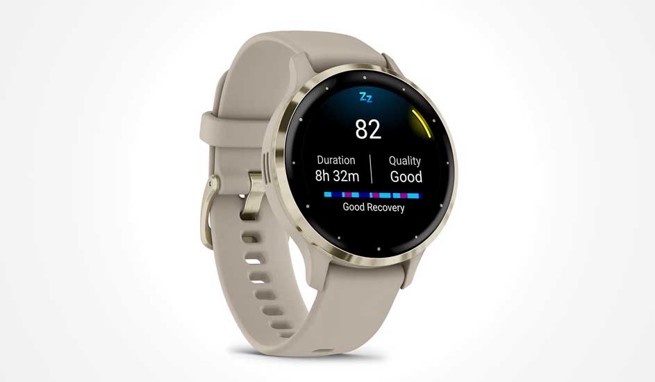 Une montre Garmin ronde à bord doré et bracelet beige affiche score de sommeil, durée et qualité sur l’écran.