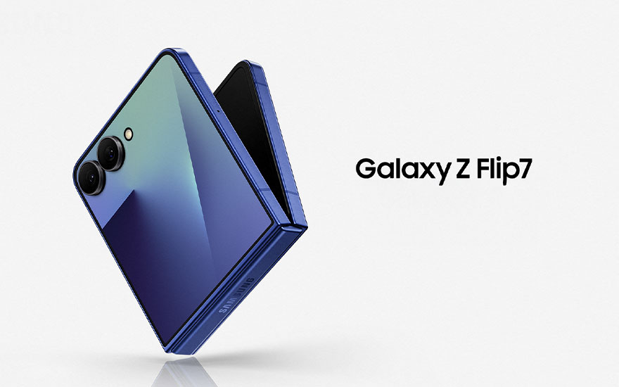 De Samsung Galaxy Z Flip7 is een glanzende blauwe vouwbare smartphone met dubbele camera’s en een modern, strak ontwerp.