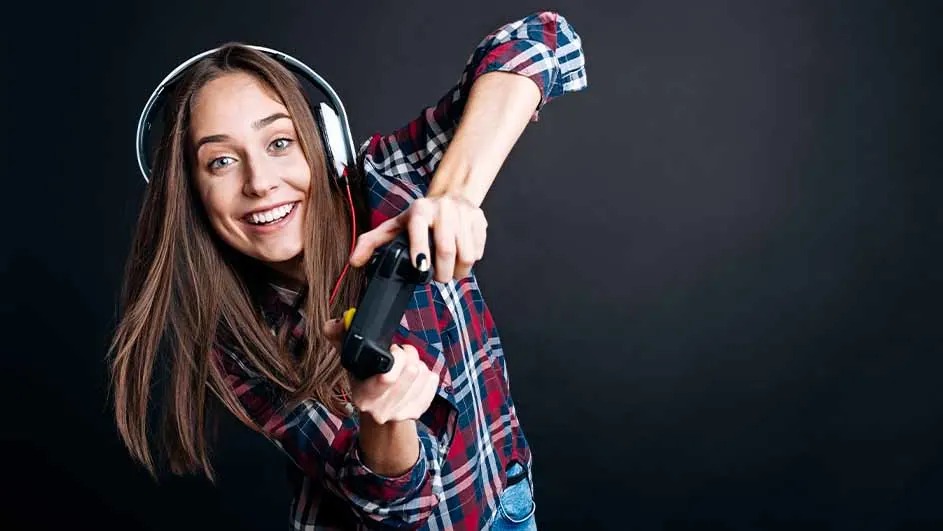 Een foto toont een persoon met een hoofdtelefoon, die een spelcontroller vasthoudt tegen een zwarte achtergrond.