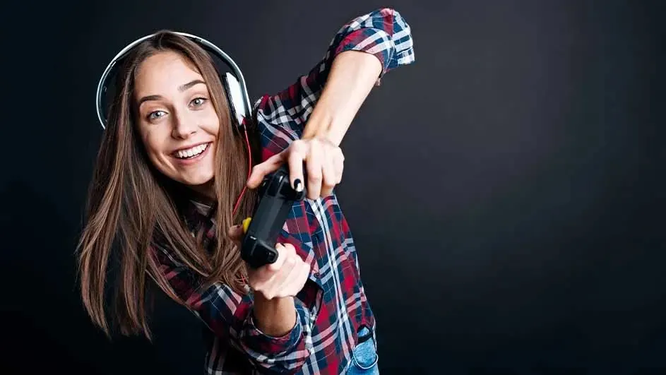 Een foto toont een persoon met een hoofdtelefoon, die een spelcontroller vasthoudt tegen een zwarte achtergrond.