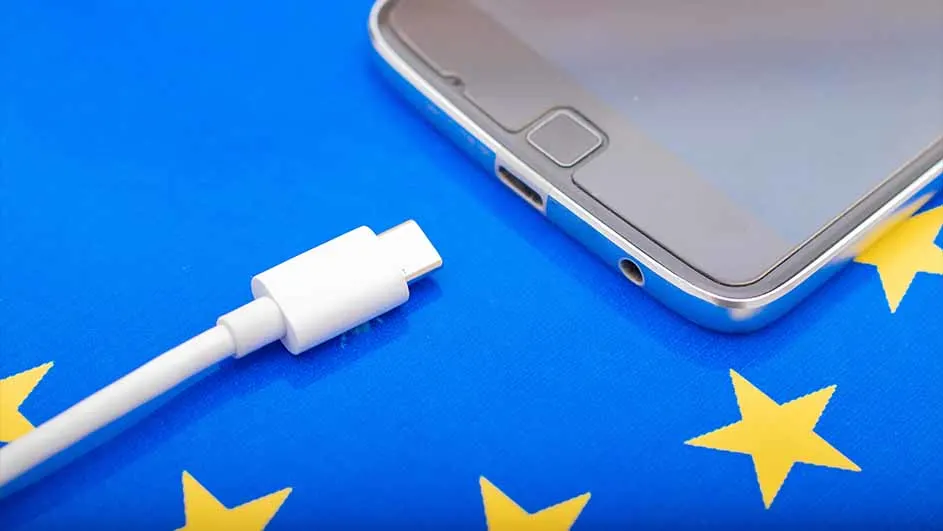 Een grijze smartphone en witte USB-C kabel liggen op een blauwe achtergrond met gele sterren.