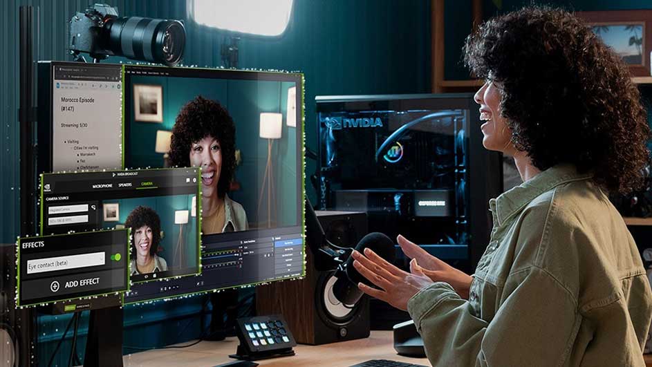 Une femme devant un ordinateur avec un appareil photo, un microphone et des moniteurs affichant un logiciel de streaming.