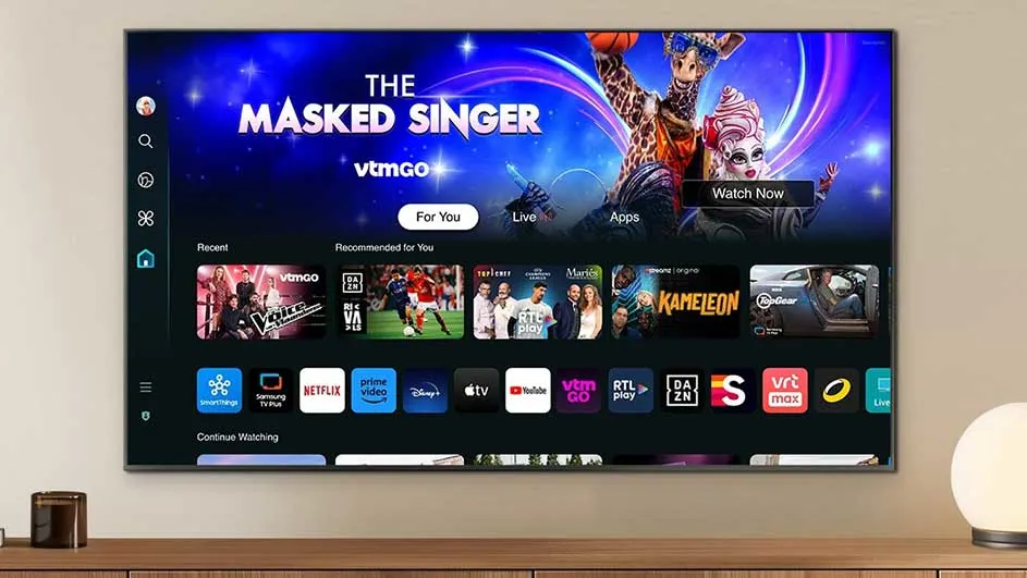 Écran TV affichant "The Masked Singer", menus d'applications (Netflix, Prime Video, etc.), et des recommandations de programmes.