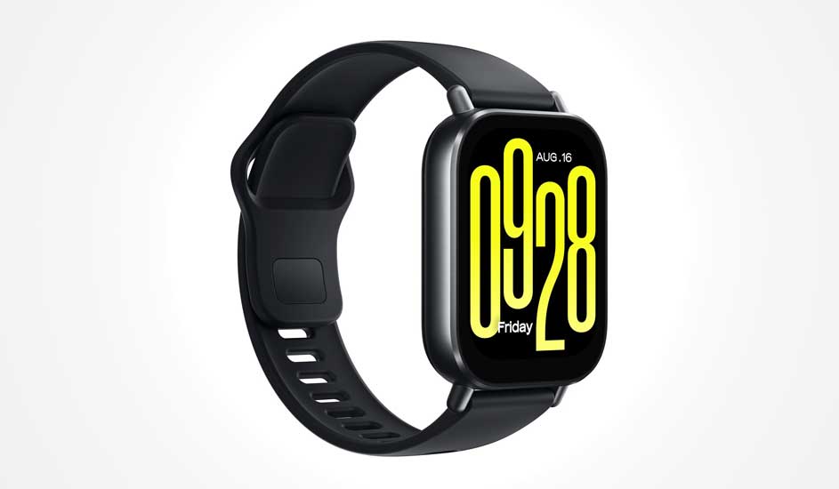 Une montre connectée noire à écran rectangulaire affiche l’heure en grands chiffres jaunes, la date et le jour sur fond noir.