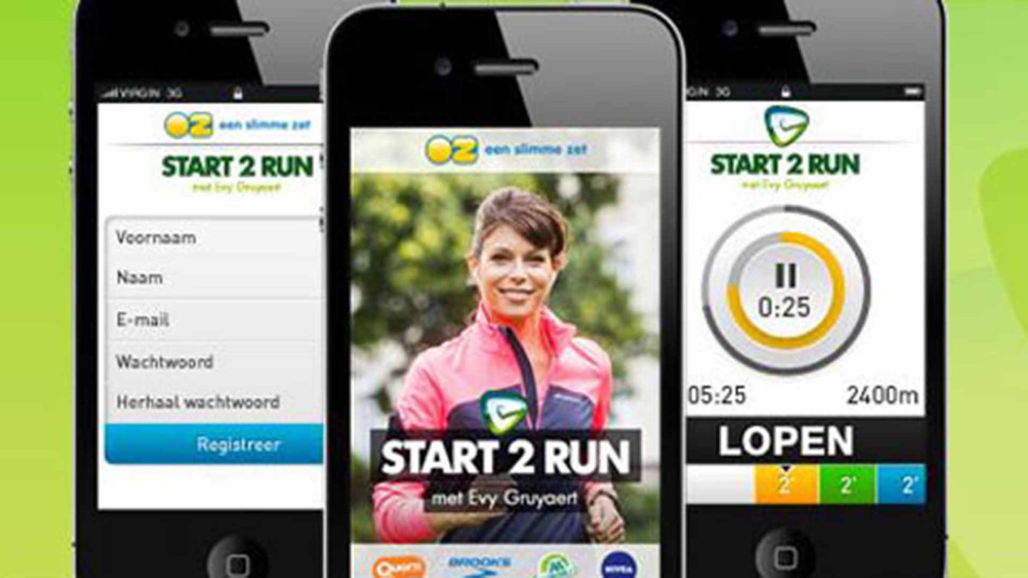 Drie smartphones tonen de 'Start 2 Run'-app. Links registratie, midden Evy Gruyaert, rechts een loop-timer. Groene achtergrond.
