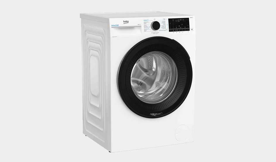 Een witte Beko wasmachine met een groot zwart deurvenster en digitaal display staat klaar in een lichte ruimte, modern en minimalistisch.