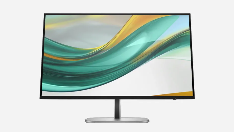 Een slanke moderne computermonitor met smalle rand en metalen voet; helder scherm toont golvende abstracte banen in groen, blauw en goud.