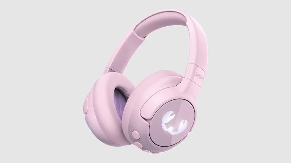 Casque rose avec coussinets violets sur fond gris. Le casque a un logo blanc sur le côté.