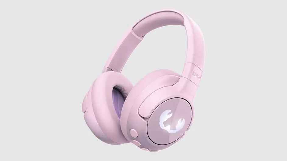 Casque rose avec coussinets violets sur fond gris. Le casque a un logo blanc sur le côté.