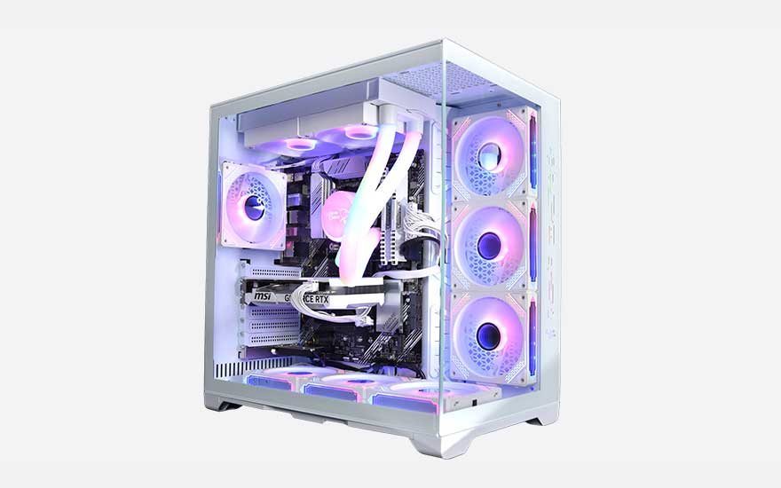 Een witte gaming-PC met glazen zijpaneel toont interne componenten met paarse RGB-verlichting en meerdere verlichte ventilatoren aan de zijkant.